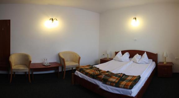 Hotel Paltinis Statjunea Borsa Екстер'єр фото