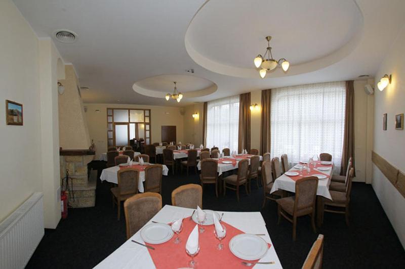 Hotel Paltinis Statjunea Borsa Екстер'єр фото