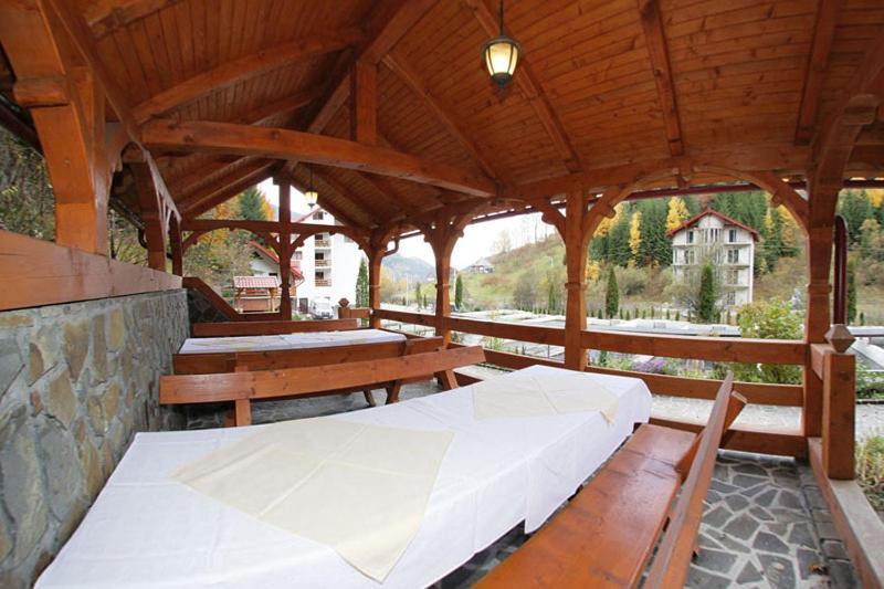 Hotel Paltinis Statjunea Borsa Екстер'єр фото
